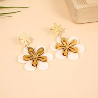BOUCLE D'OREILLES - BLANCHE ET DORE -  FLEUR